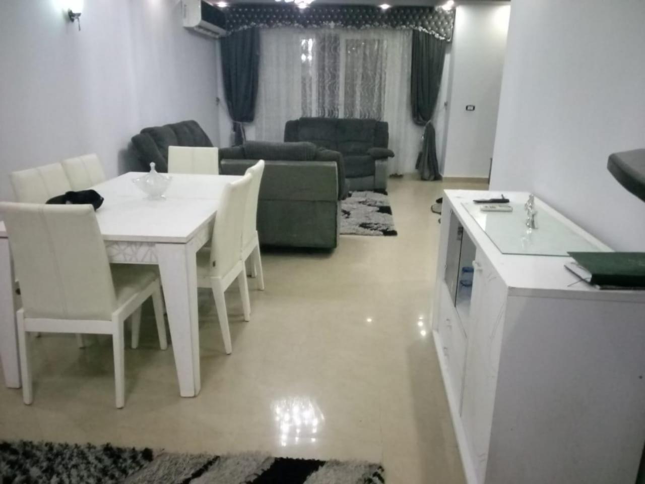 Gleem Plaza House *